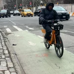 NYC no penalizará más a ciclistas y repartidores por infracciones menores