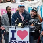 Líderes políticos de Nueva York celebraron junto a alumno latino liberado por ICE