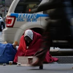 Alcaldía de NY reubica a 250 hombres sin hogar tras cierre de albergue en Midtown