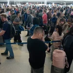 Aeropuertos de NYC y NJ bajo presión: tiempos de espera en JFK, LaGuardia y Newark en medio del cierre del DHS