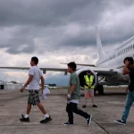 Se autodeportó alumno de Nueva York detenido por ICE; autoridad escolar viajó a Guatemala para graduarlo