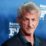 Sean Penn recibe un Oscar simbólico en Ucrania hecho con un vagón de tren dañado por Rusia